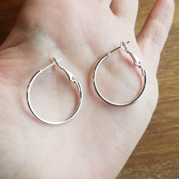 NWOT 2.5cm Silver Hoop Earrings - Picture 2 of 3